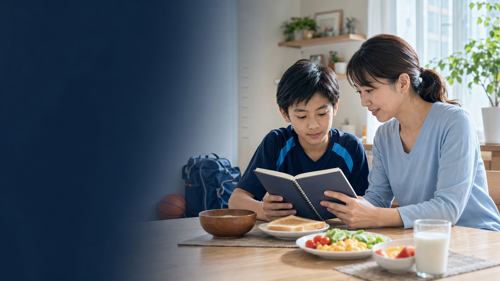親子が食事と成長記録を一緒に確認する様子